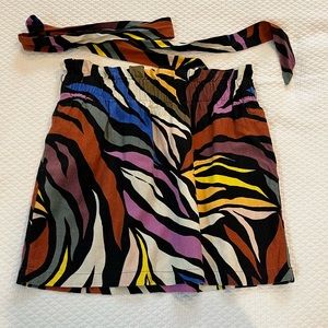 Who what wear paper bag skirt. Size L. Pockets. Great used condition.